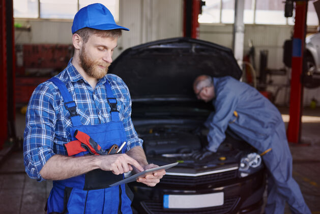 寻找修理工在车间里修理汽车汽车专业职业手工工人