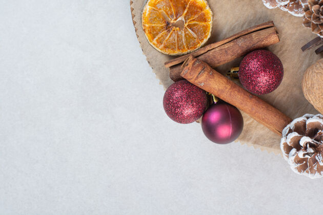 松果核桃与松果和圣诞球在木板上高品质的照片红球核桃健康