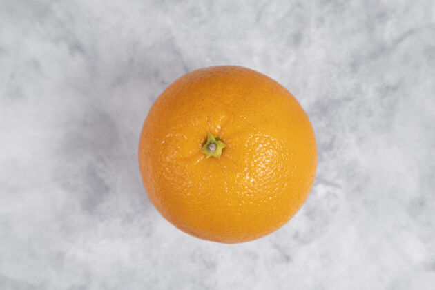 食物一个新鲜多汁的橙子放在大理石上黄色柑橘天然