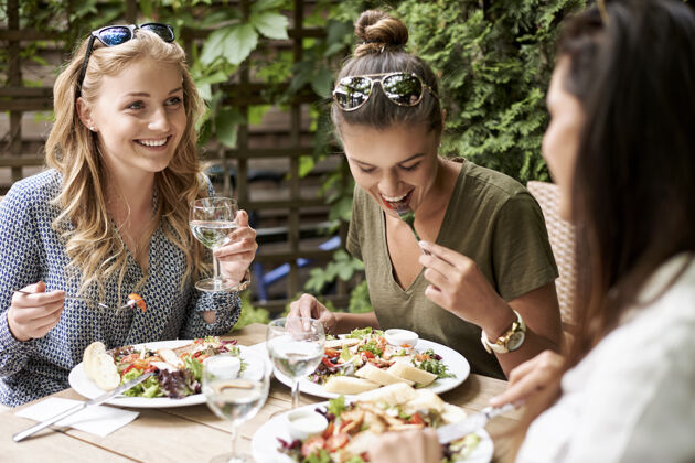 沙拉朋友们在餐厅享用午餐健康的生活方式城市场景吃饭