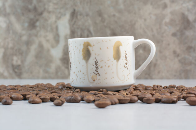 自然咖啡杯和咖啡豆的白色背景高品质的照片芳香咖啡