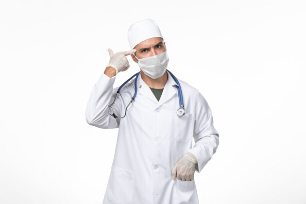 医生正面图：男医生身着防毒服 戴着防毒面具 在白墙上摆着防毒面具西装姿势实验室外套