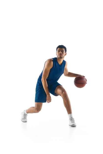 球场年轻的阿拉伯肌肉篮球运动员在行动 运动孤立的白色活跃能量飞行
