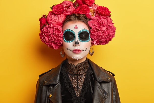装饰带着微笑的糖骷髅的女人 戴着花环 穿着黑色的衣服化妆品站装束