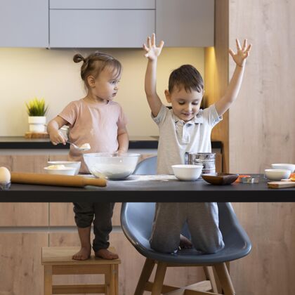 一起孩子们在厨房里玩得很开心生活方式全拍摄室内