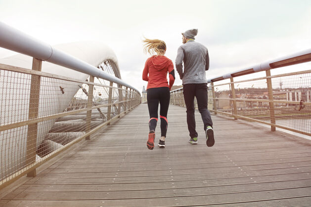 肌肉建设健康的生活方式和体育活动将人们联系在一起慢跑团结女人