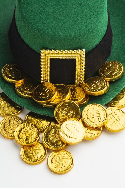 黄金高角度妖精帽子和硬币幸运帽子庆祝