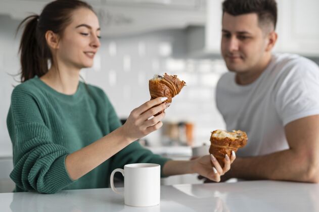 一起年轻夫妇在家做饭饮料室内夫妻