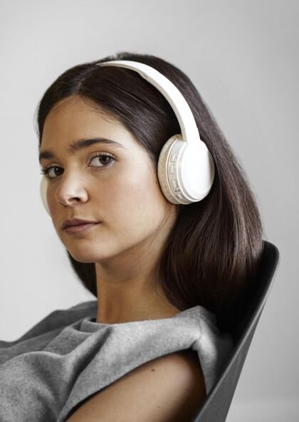 室内戴耳机的女人女人设备科技