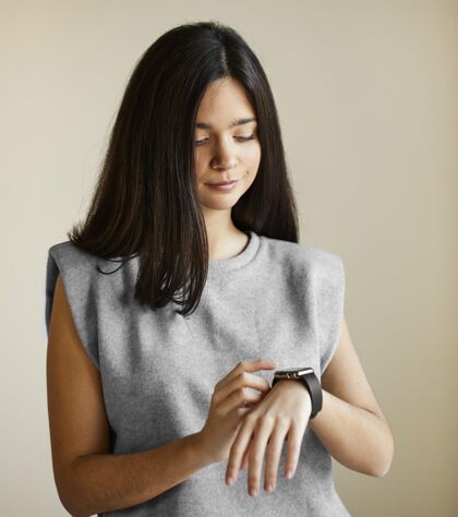 小玩意戴着智能手表的女人设备室内女人