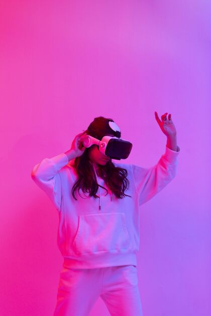 休闲穿着运动服的女人使用虚拟现实护目镜现代虚拟现实虚拟现实