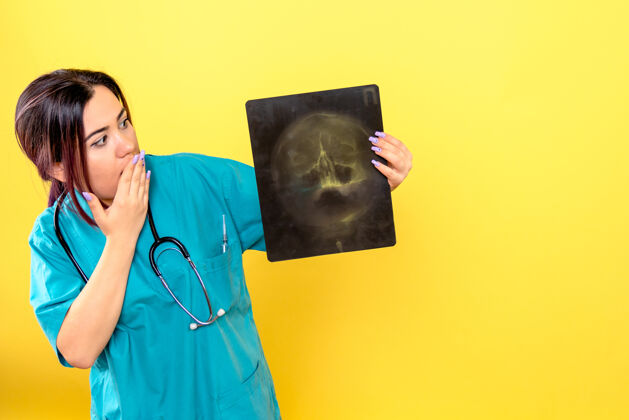 模特放射科医生的侧视图放射科医生对病人头部的x光成像感到惊讶惊喜肖像时尚