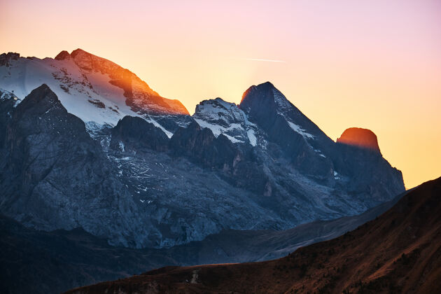风景阳光穿过阿尔卑斯山山峰山脉自然
