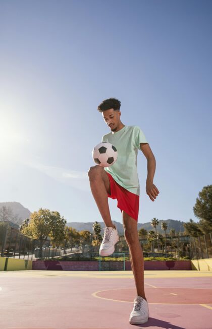 体育一个正在踢足球的年轻人足球肖像球员