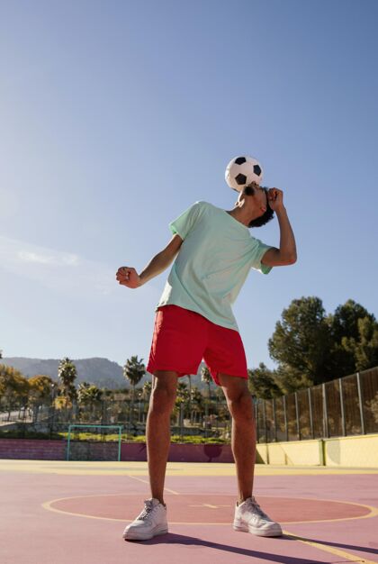 体育一个正在踢足球的年轻人男年轻人肖像