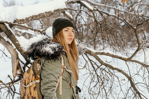雪冬冬天背着背包的女人年轻人女人肖像