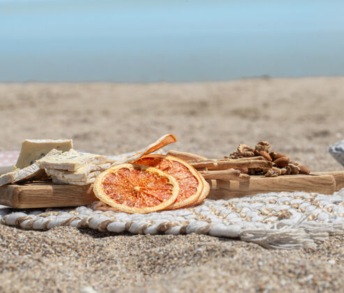 小吃夏日美丽浪漫的海边野餐 空间迷离度假的概念食物野餐自然