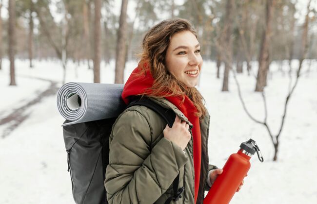 自然中景快乐女人在外面垫子冬季徒步旅行