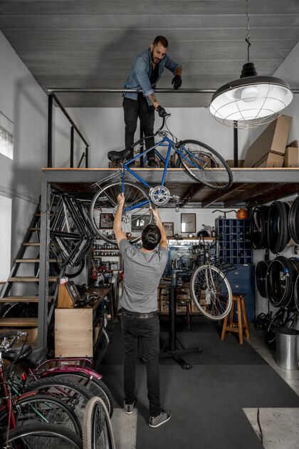工作区车间里的人在创造自行车自行车工具建立