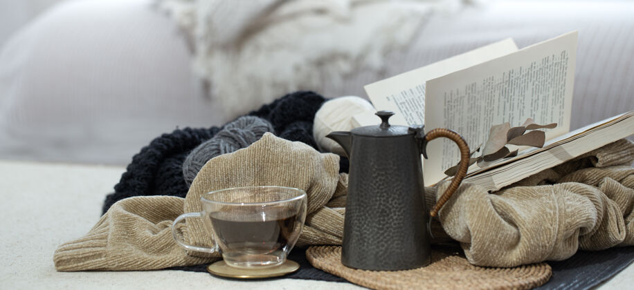 舒适一杯茶 一个茶壶 一本书 就在一个冷色朦胧的空间里杯子茶房子