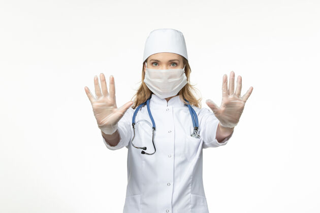 绝育正面图年轻女医生戴防护无菌口罩因白色表面有冠状病毒女性到期穿戴