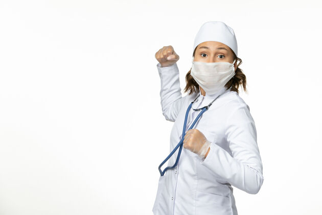 口罩正面图年轻女医生戴防护无菌口罩因冠状病毒准备打在白色表面准备防护佩戴