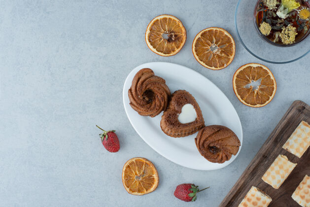 饼干甜甜的甜点配上橘子干和一杯凉茶 大理石背景高品质照片食品香料面包房