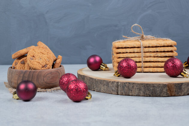 饼干巧克力饼干 一堆饼干和圣诞球放在大理石桌上高质量的照片甜点美味面包房