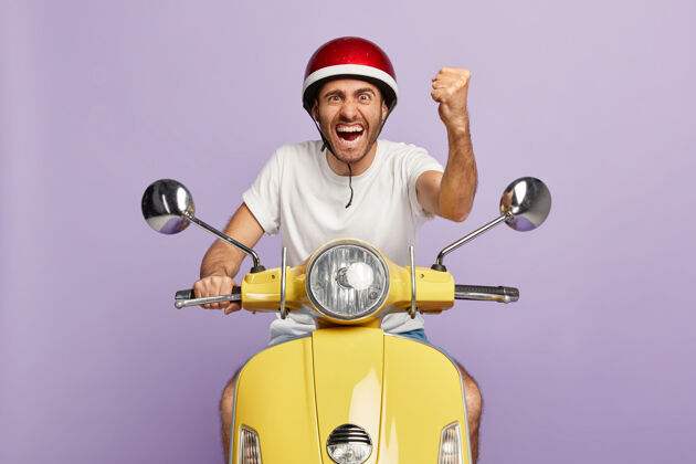 人一张自信的家伙戴着头盔驾驶黄色踏板车的照片活跃司机T恤