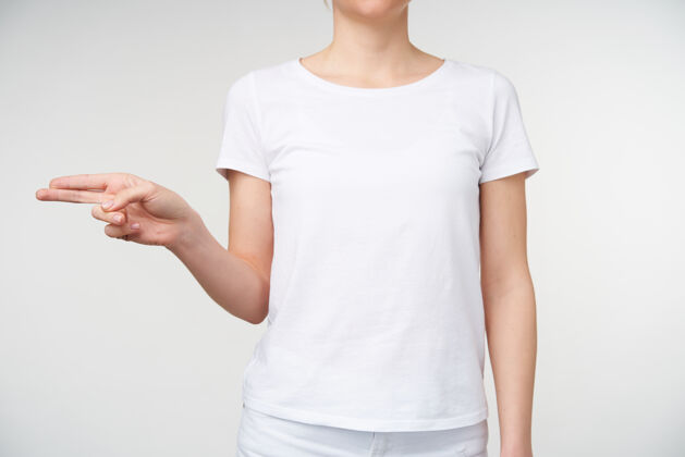 庄稼年轻女性的手被举起 同时显示聋哑字母表 形成lettegh手指站在白色背景上的剪辑镜头提高皮肤白皙字母