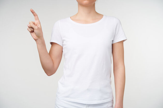翻译摄影棚拍摄的年轻皮肤白皙的女子在学习聋哑字母表时举手显示字母z 被隔离在白色背景下手指语言手势