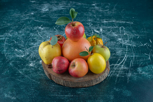 柚子美味的水果在黑板上 在蓝色的背景上高品质的照片木瓜苹果牙套