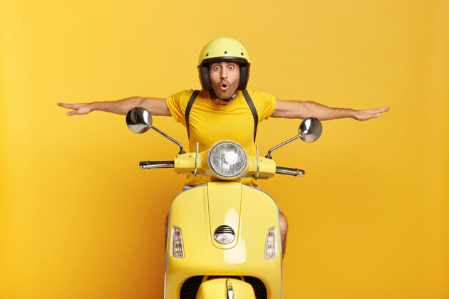 速度一个戴着头盔的家伙开着黄色的摩托车快速骑驾驶