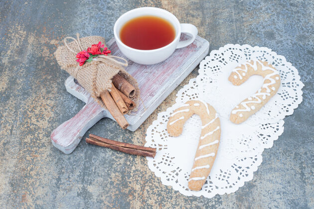 食物姜饼饼干 肉桂和一杯茶放在大理石桌上高品质照片小吃釉节日