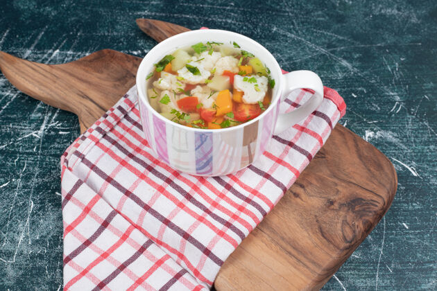 香料用桌布把蔬菜汤放在木板上高质量的照片桌布吃的汤