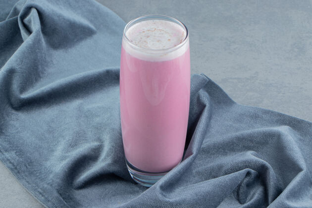 杯子甜草莓牛奶摇毛巾上的大理石背景高品质的照片草莓牙粉甜食