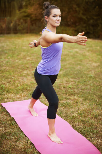 夏天年轻女子在户外做瑜伽这个姿势看起来很简单女人运动服锻炼