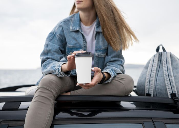 女人拿着一杯模拟咖啡的旅行者旅行旅行旅行