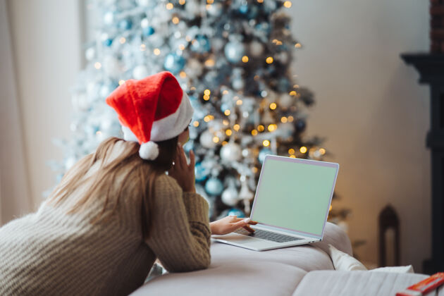 购买女戴圣诞老人微笑着与在线朋友在笔记本电脑上交谈笔记本电脑与绿色屏幕-chromakey礼物季节科技