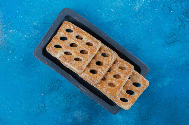 配料蓝色背景木箱中的美味饼干高品质照片牙粉甜食甜点
