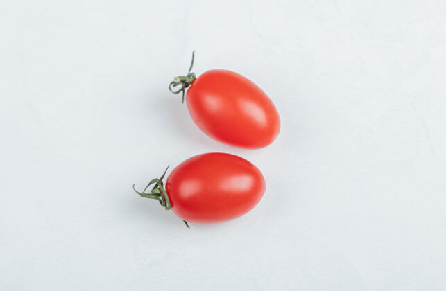 收获两个樱桃番茄特写照片白色背景高品质的照片番茄酱配料多汁的