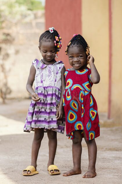 户外在户外拍摄可爱的非洲女孩贫困女孩村庄