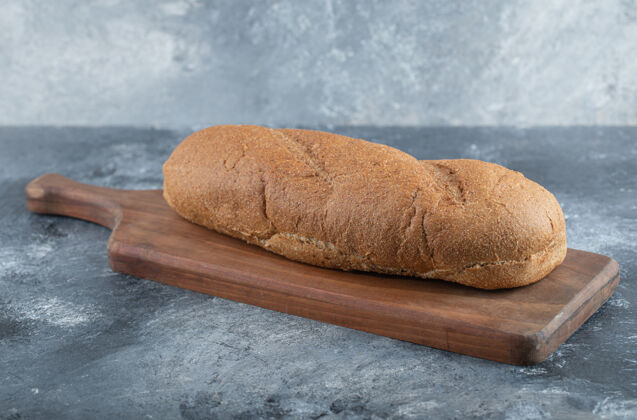 法国新鲜面包在木板上侧视图高品质照片自制石头小麦