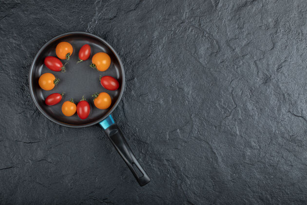 木头装满樱桃番茄的黑煎锅高品质照片蔬菜自然水果