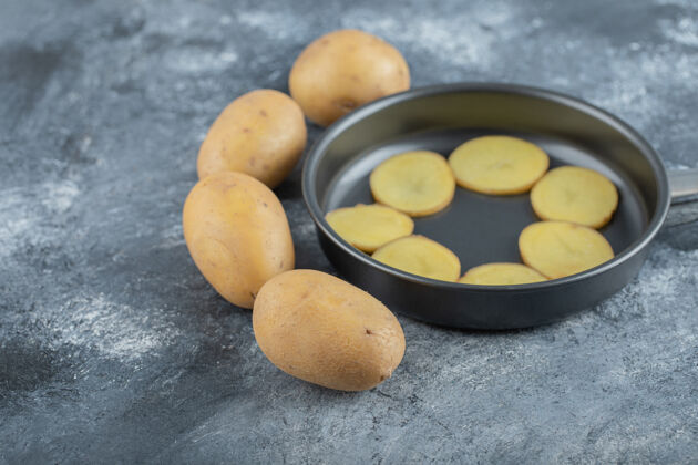 土豆把土豆片放在灰底锅里高质量的照片素食者碳水化合物生的