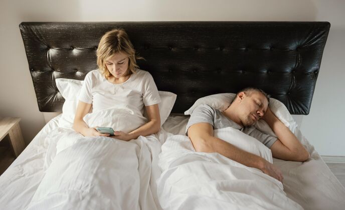 电话妻子在丈夫睡觉的时候用手机房子男人设备