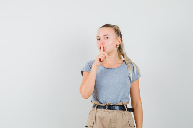 女人年轻女性穿着t恤 裤子 展现出沉默的姿态 看上去很小心 前视图人休闲成人