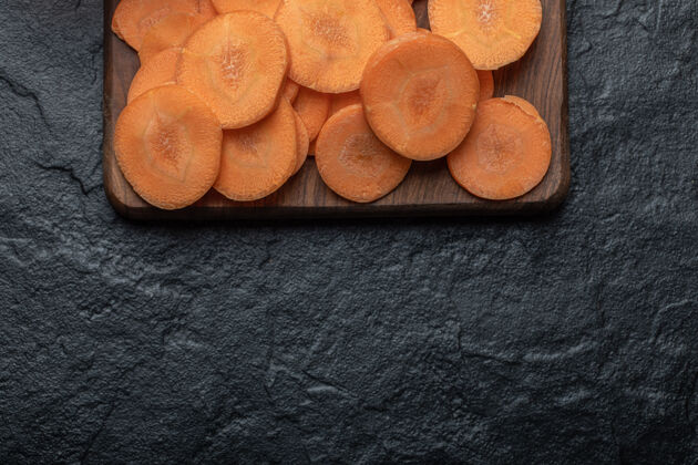 细节有机切片胡萝卜在木板上高品质的照片生的饮食蔬菜