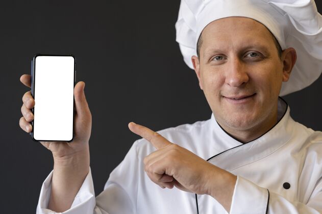 专业特写厨师拿着智能手机美食设备特写