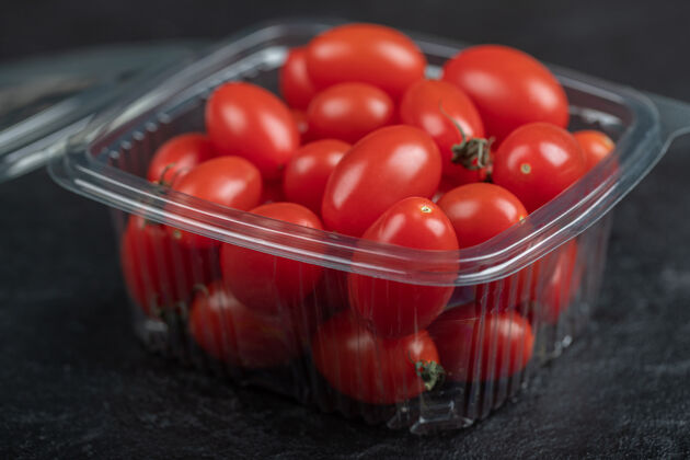 自然在塑料容器小新鲜西红柿特写照片高品质的照片小生的素食